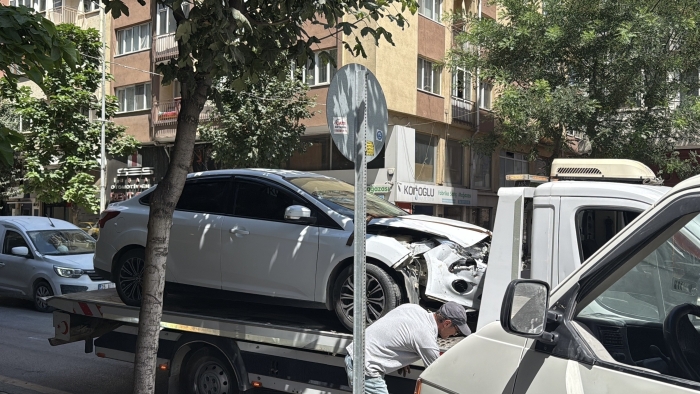 Eskişehir’de U dönüşü kazayla bitti: İki otomobil çarpıştı